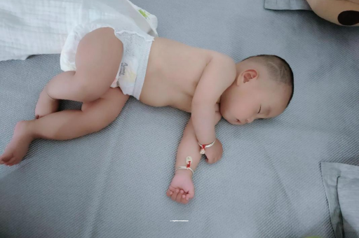 乌海宝宝睡觉爱翻身